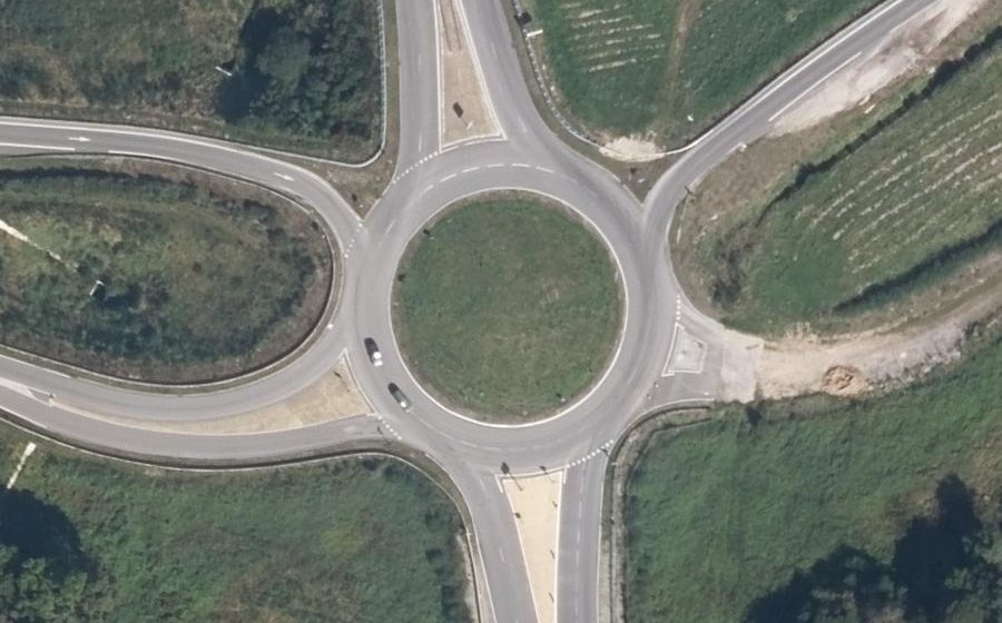 Vue aérienne du Rond-point anonyme n°318609724