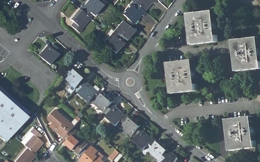 Vue aérienne du Rond-point anonyme n°31861704