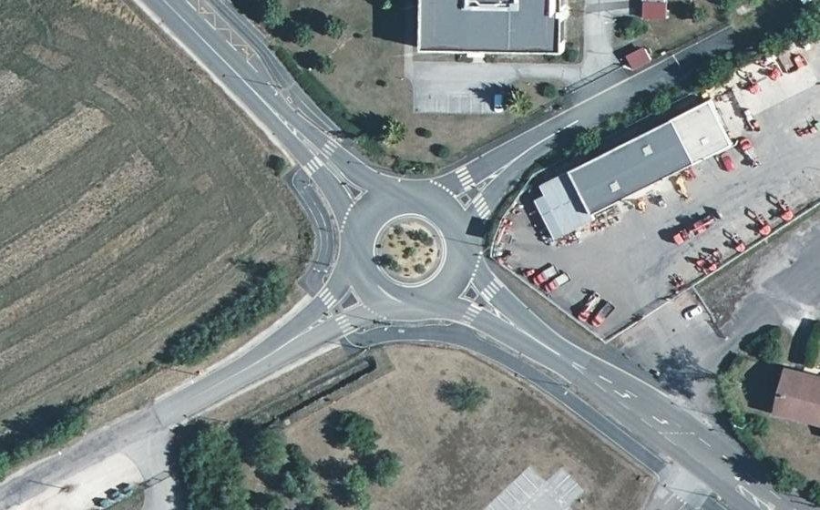 Vue aérienne du Rond-point anonyme n°318628099