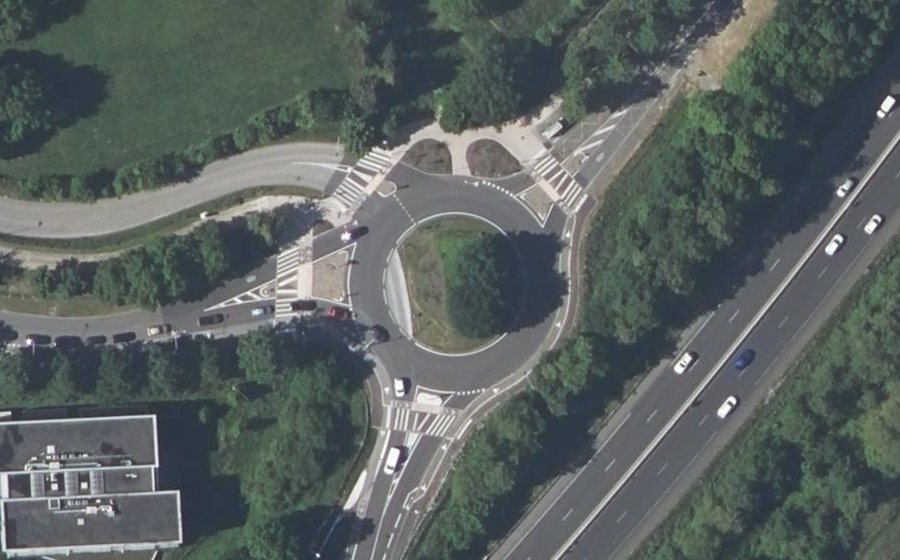 Vue aérienne du Rond-point anonyme n°318654808