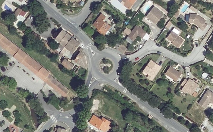 Vue aérienne du Rond-point anonyme n°31866311