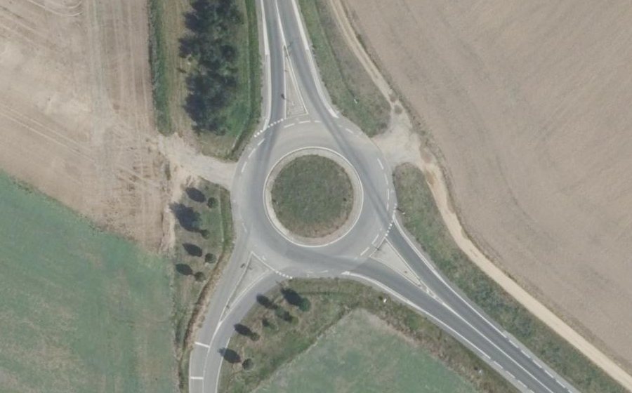 Vue aérienne du Rond-point anonyme n°318677638