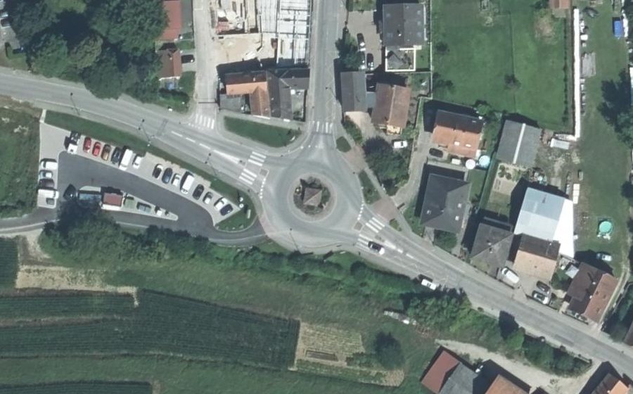Vue aérienne du Rond-point anonyme n°31868946