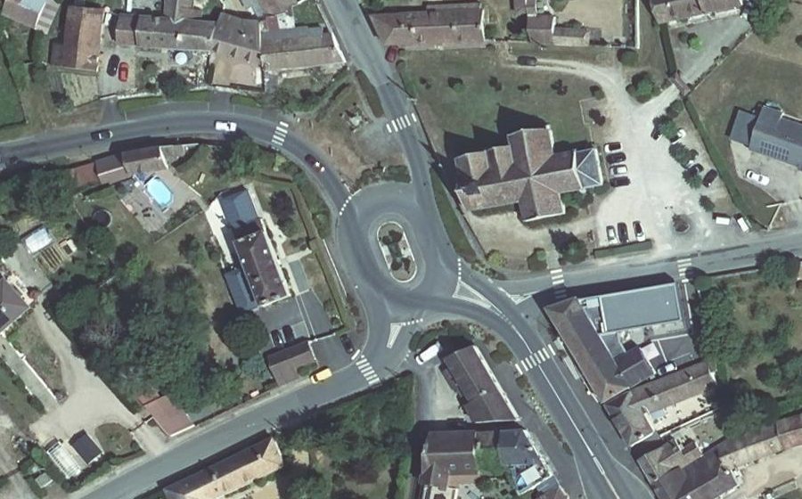 Vue aérienne du Rond-point anonyme n°318699825