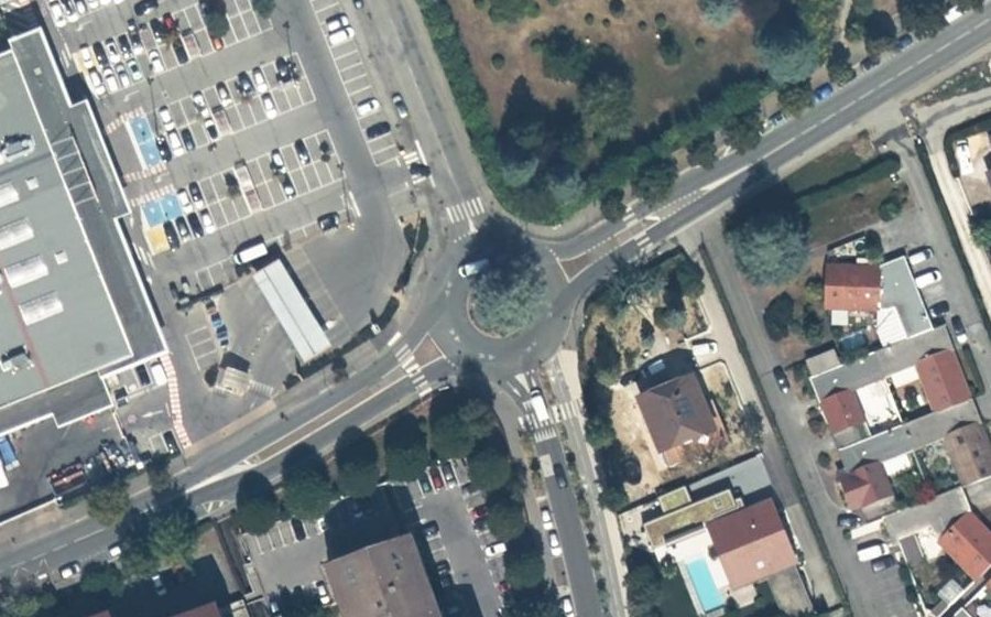 Vue aérienne du Rond-point anonyme n°318714754