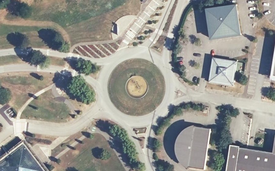Vue aérienne du Rond-point anonyme n°318728085