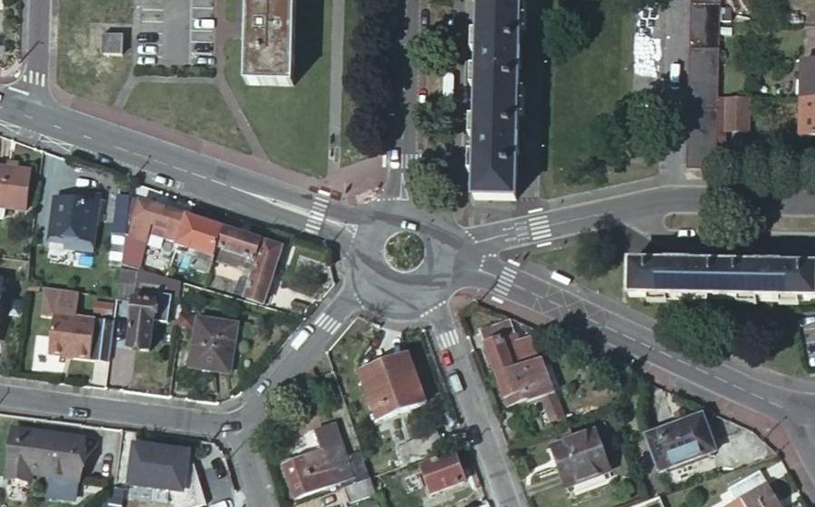 Vue aérienne du Rond-point anonyme n°318737788
