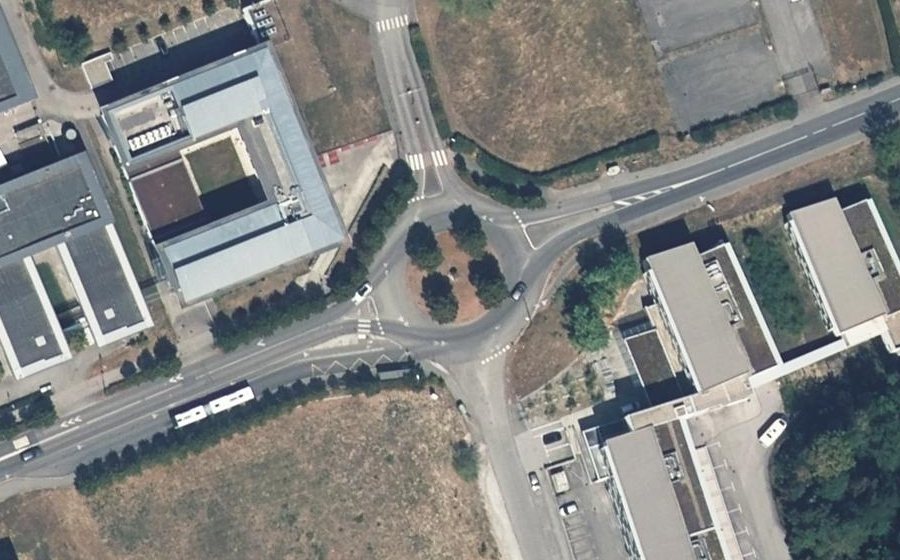 Vue aérienne du Rond-point anonyme n°318738079