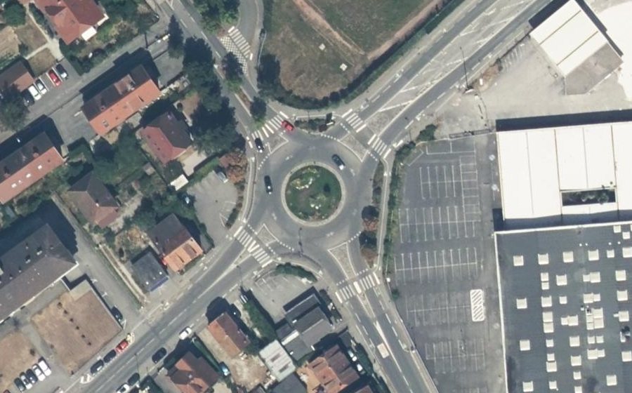 Vue aérienne du Rond-point anonyme n°318738435