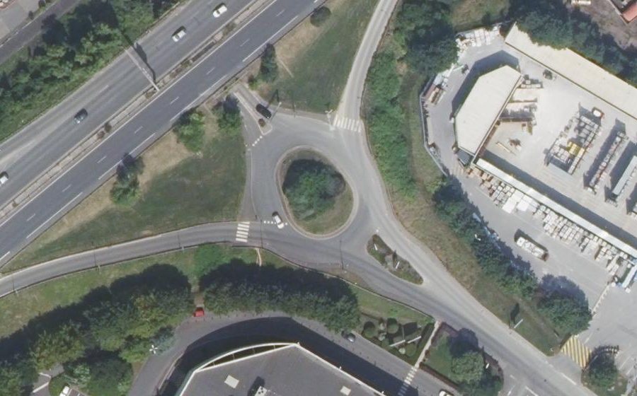 Vue aérienne du Rond-point anonyme n°31876222