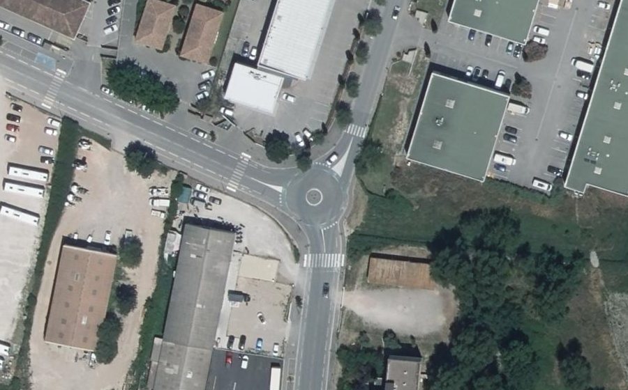 Vue aérienne du Rond-point anonyme n°31878282