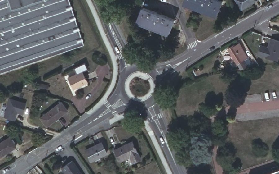 Vue aérienne du Rond-point anonyme n°318845102