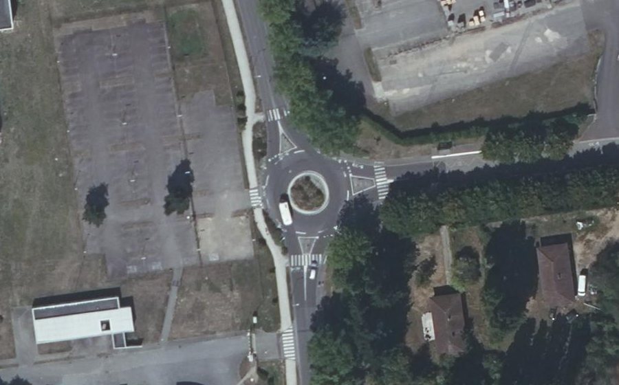 Vue aérienne du Rond-point anonyme n°318845103