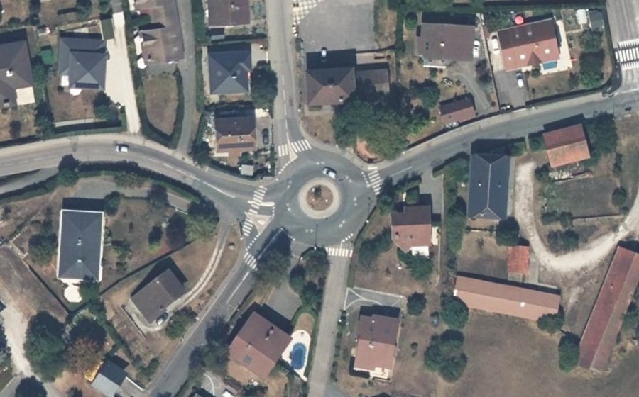 Vue aérienne du Rond-point anonyme n°318868905