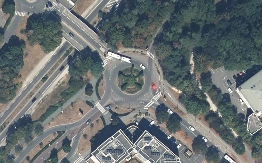 Vue aérienne du Rond-point anonyme n°318869422