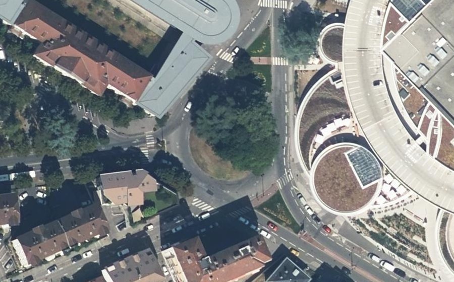 Vue aérienne du Rond-point anonyme n°318871022