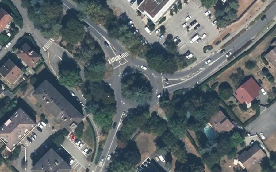 Vue aérienne du Rond-point anonyme n°318872179