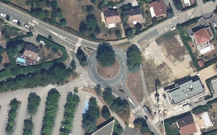 Vue aérienne du Rond-point anonyme n°318872716