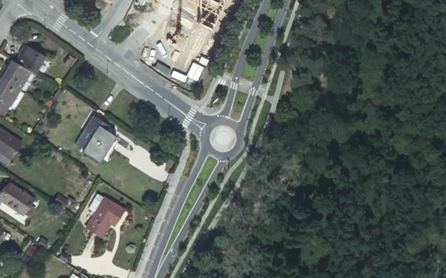 Vue aérienne du Rond-point anonyme n°318879428