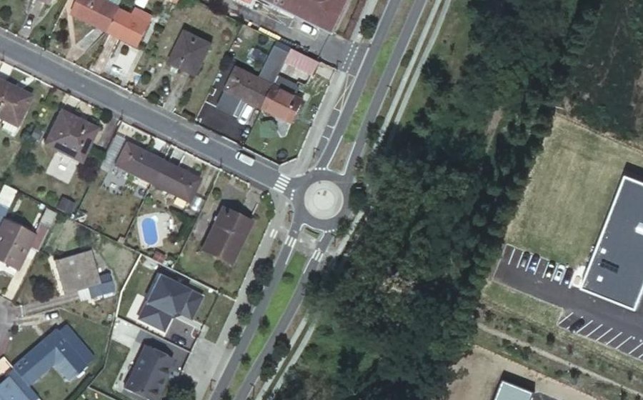 Vue aérienne du Rond-point anonyme n°318879429
