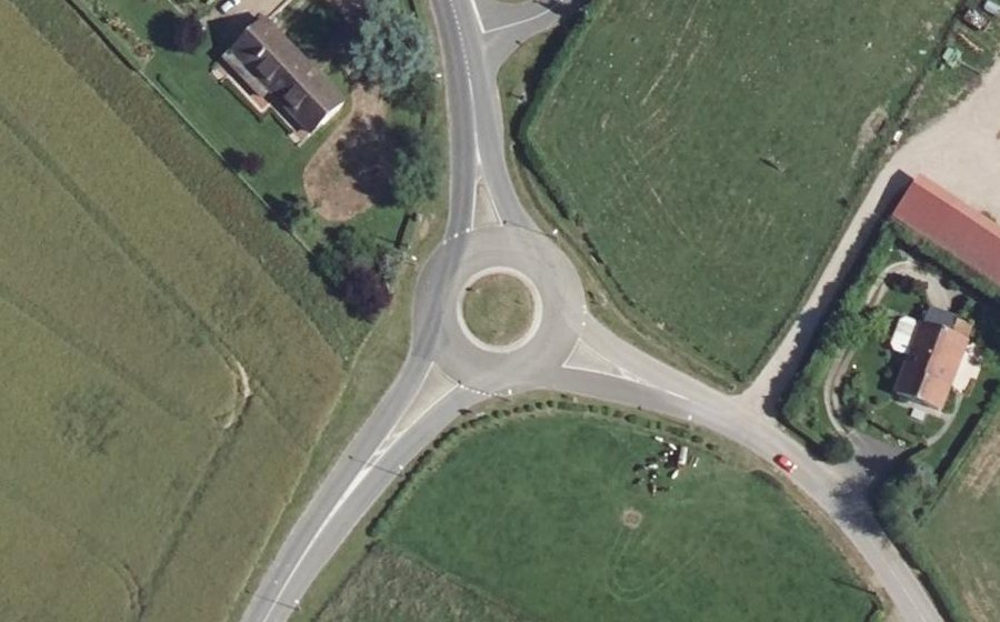 Vue aérienne du Rond-point anonyme n°31889879
