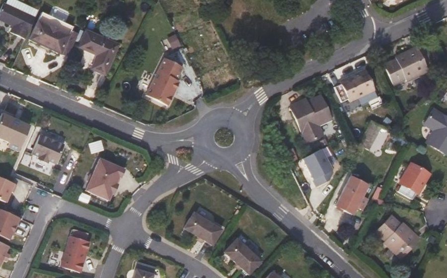 Vue aérienne du Rond-point anonyme n°31903057