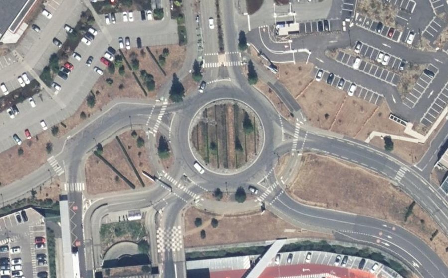 Vue aérienne du Rond-point anonyme n°319061564