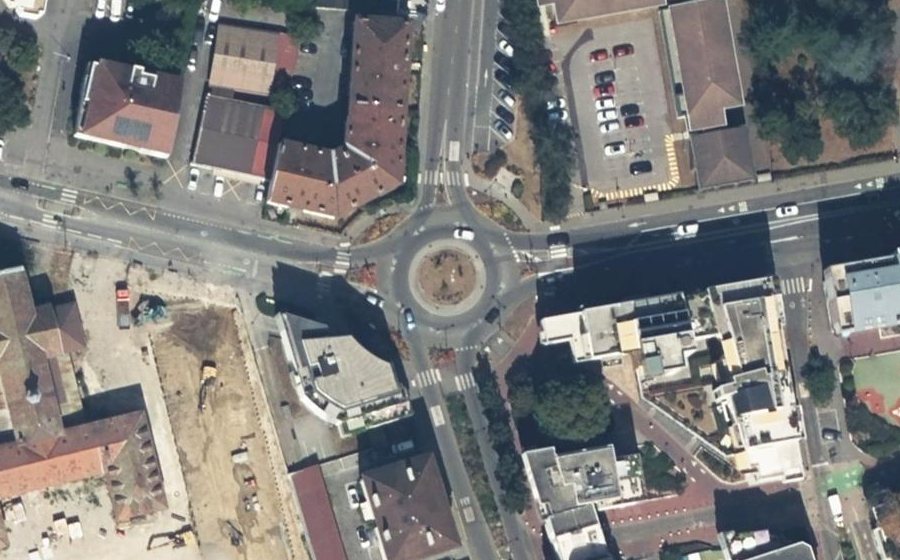 Vue aérienne du Rond-point anonyme n°319062476