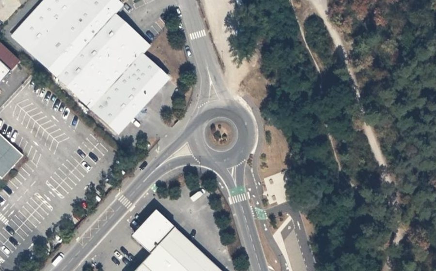 Vue aérienne du Rond-point anonyme n°319064855