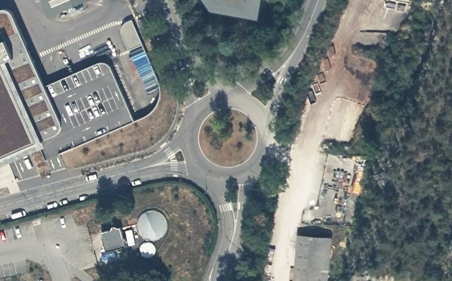 Vue aérienne du Rond-point anonyme n°319067140