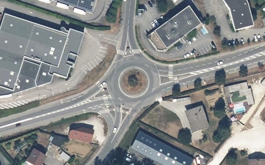 Vue aérienne du Rond-point anonyme n°319133626