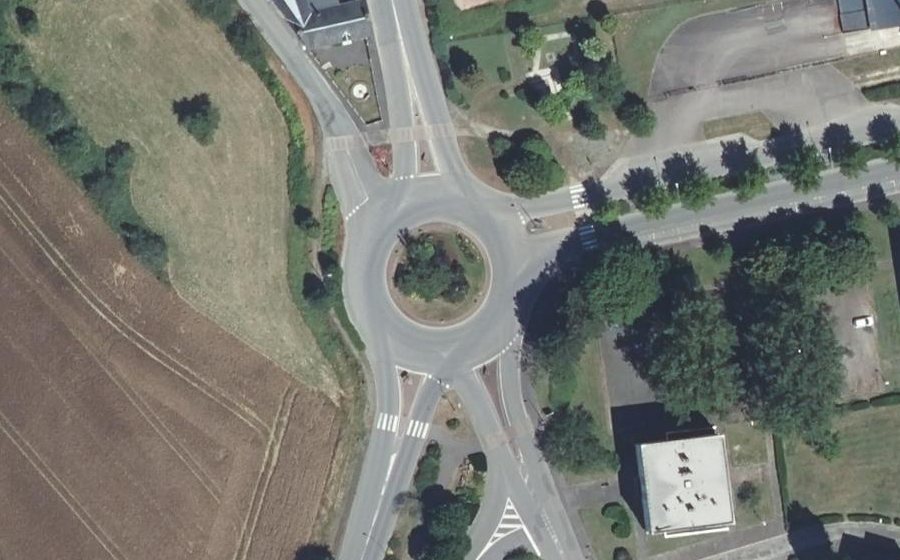 Vue aérienne du Rond-point anonyme n°319134616