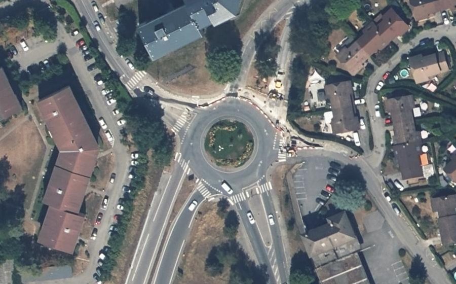 Vue aérienne du Rond-point anonyme n°319136550