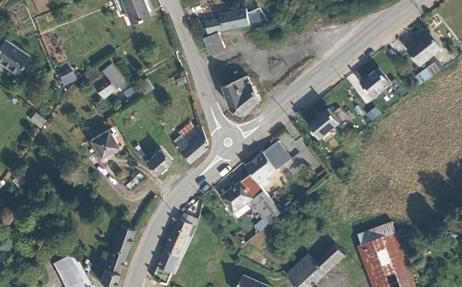 Vue aérienne du Rond-point anonyme n°319210647