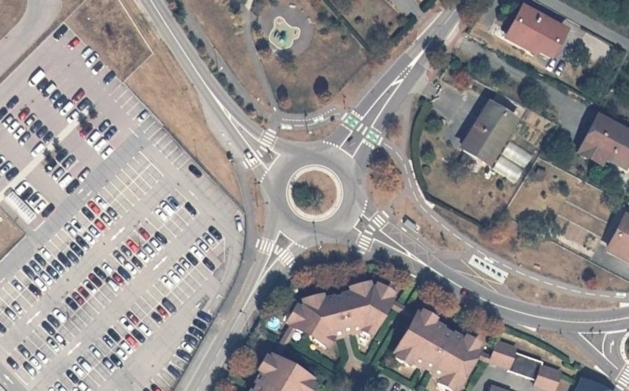 Vue aérienne du Rond-point anonyme n°319238831