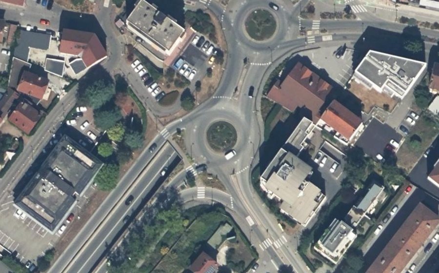 Vue aérienne du Rond-point anonyme n°319243388