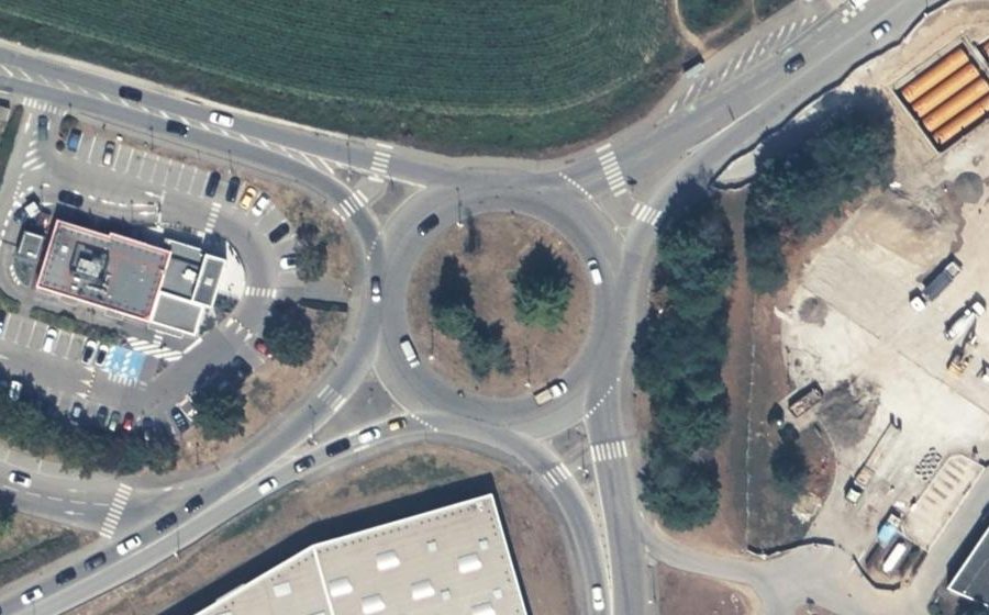 Vue aérienne du Rond-point anonyme n°319264796