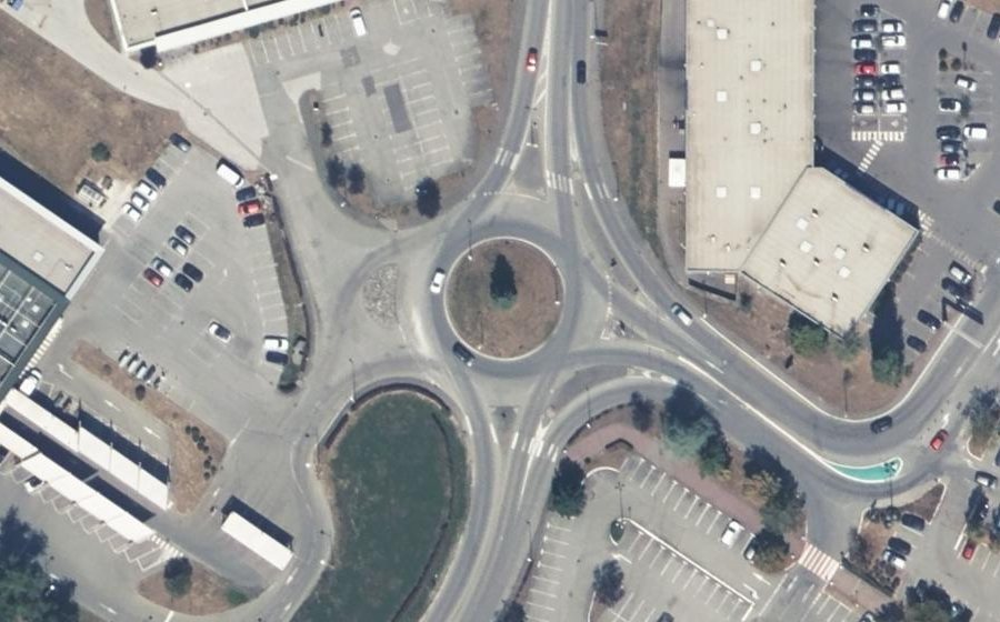 Vue aérienne du Rond-point anonyme n°319264798