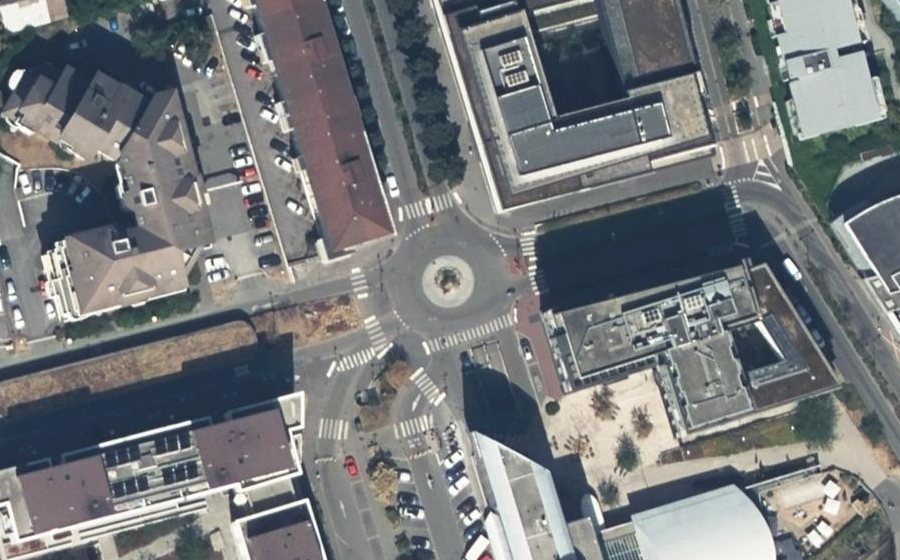 Vue aérienne du Rond-point anonyme n°319267620