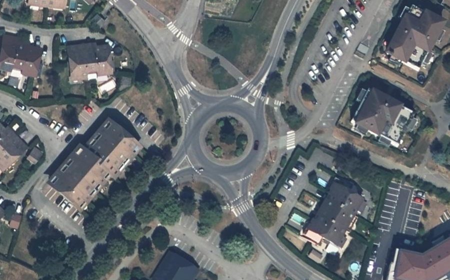 Vue aérienne du Rond-point anonyme n°319269571