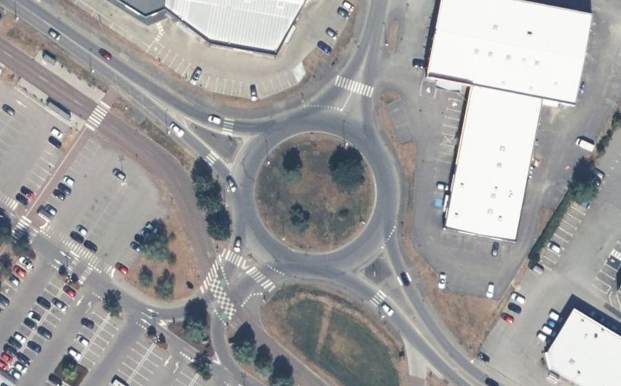 Vue aérienne du Rond-point anonyme n°319269573