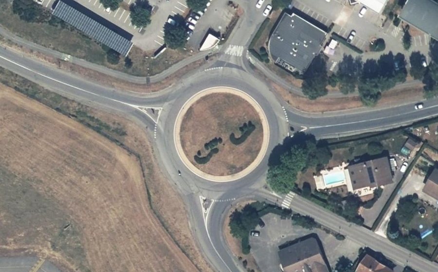 Vue aérienne du Rond-point anonyme n°319297763