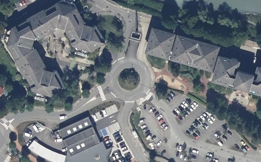 Vue aérienne du Rond-point anonyme n°319303443