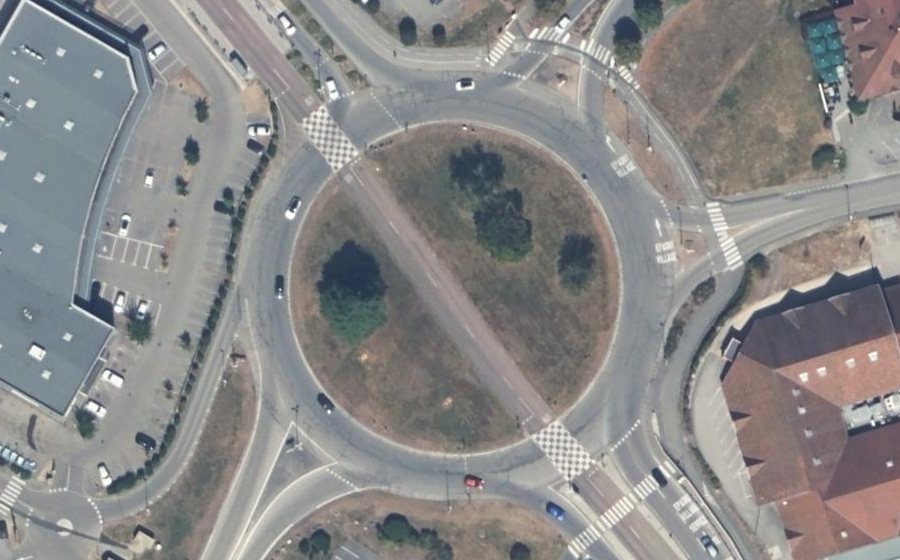 Vue aérienne du Rond-point anonyme n°319307960