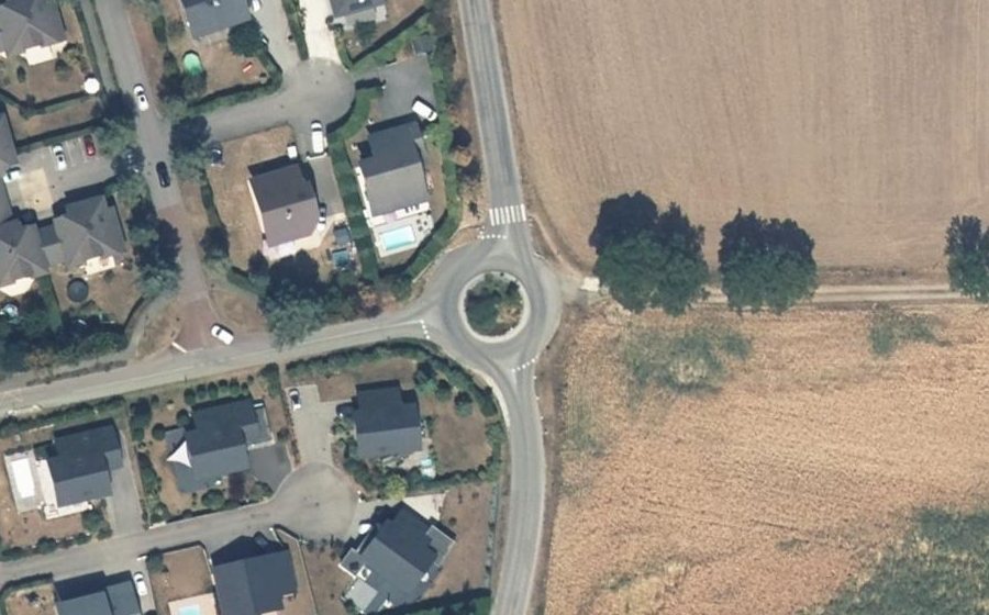 Vue aérienne du Rond-point anonyme n°319322251