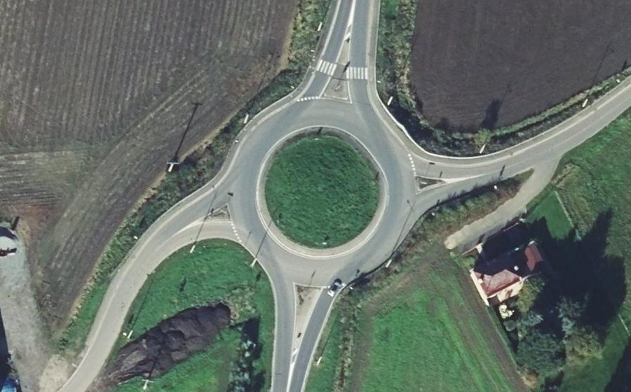Vue aérienne du Rond-point anonyme n°319323930
