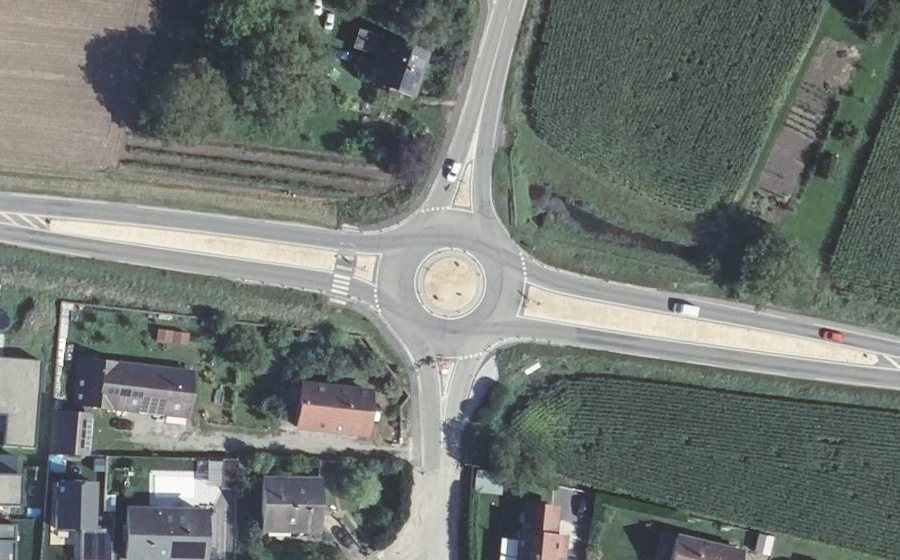 Vue aérienne du Rond-point anonyme n°319330443