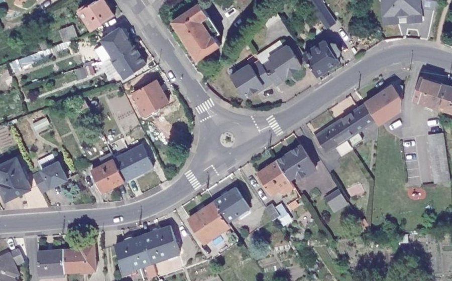 Vue aérienne du Rond-point anonyme n°319398574