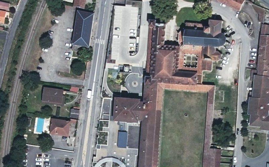 Vue aérienne du Rond-point anonyme n°319403936