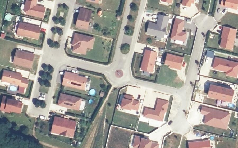 Vue aérienne du Rond-point anonyme n°319461346